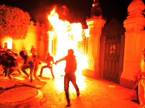 Egyptische actievoerders gooiden vuurbommen en stenen nabij het presidentiële paleis in Caïro.