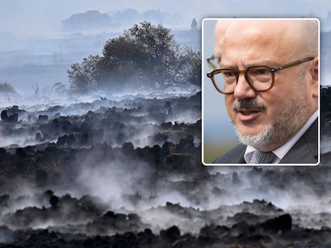 De vlammen op de Hoge Venen zijn gedoofd. Vandaag moet minister van Binnenlandse Zaken Bernard Quintin (rechts) uitleg komen geven in de Kamercommissie Binnenlandse Zaken.