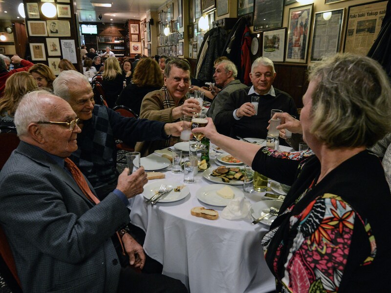 Raki en bier in een restaurant in Istanboel. Na tien uur 's avonds mag voortaan geen alcohol meer geserveerd worden.