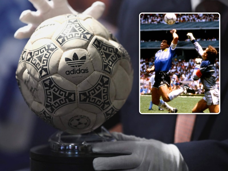 Legendarische ‘Hand van God’-bal van Diego Maradona geveild, maar hij brengt veel minder op dan verwacht