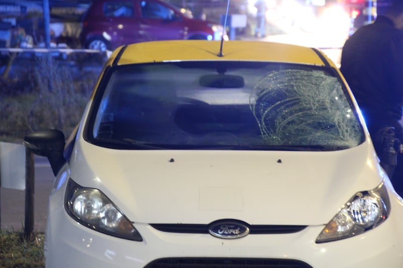 El parabrisas del Ford resultó gravemente dañado por el impacto.