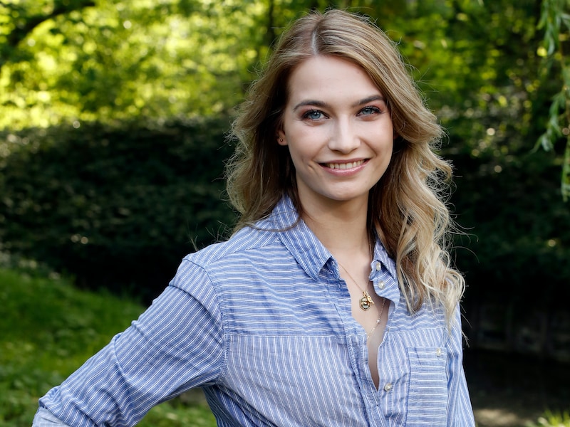 Tinne Oltmans lanceert eerste single als singer-songwriter: “Ik sta op een kantelmoment in mijn leven”