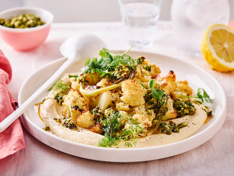 Deze geroosterde bloemkool met hummus en gremolata is de perfecte lentedip