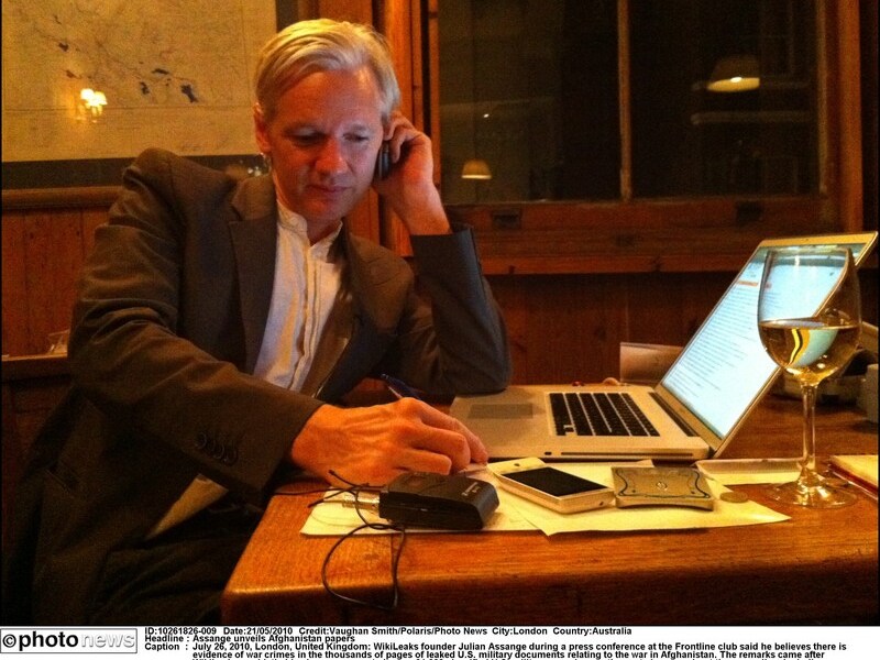 De aanvallen begonnen na de aanhouding van Julian Assange