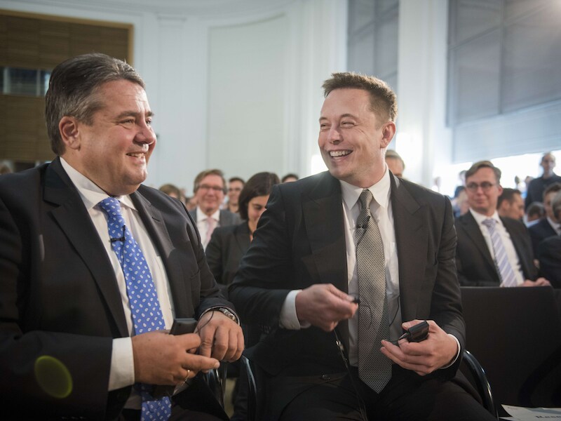 Elon Musk (rechts) naast de Duitse minister van Economie Sigmar Gabriel.