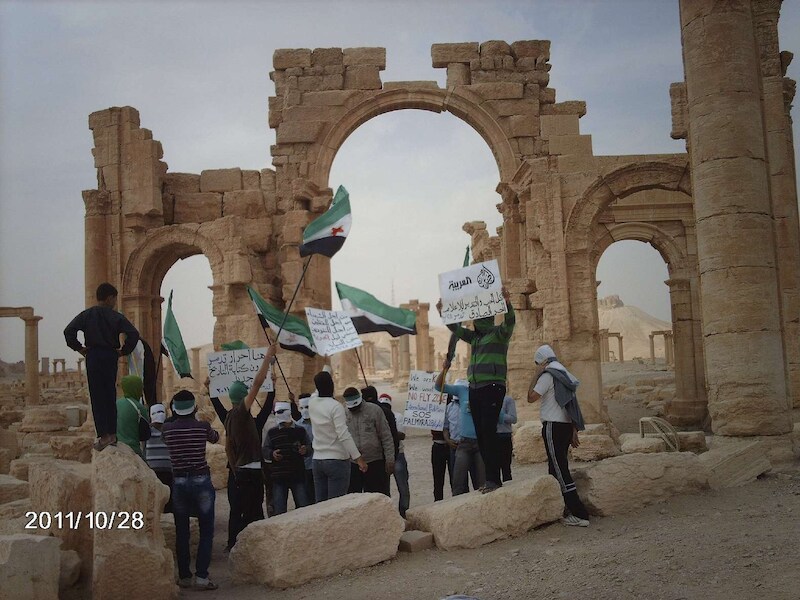 Archiefbeeld van een protest tegen Assad in Palmyra. De oudheidkundige diensten in Syrië vrezen dat de archeologische locatie eenzelfde lot ondergaat als een resem historische sites in Irak.