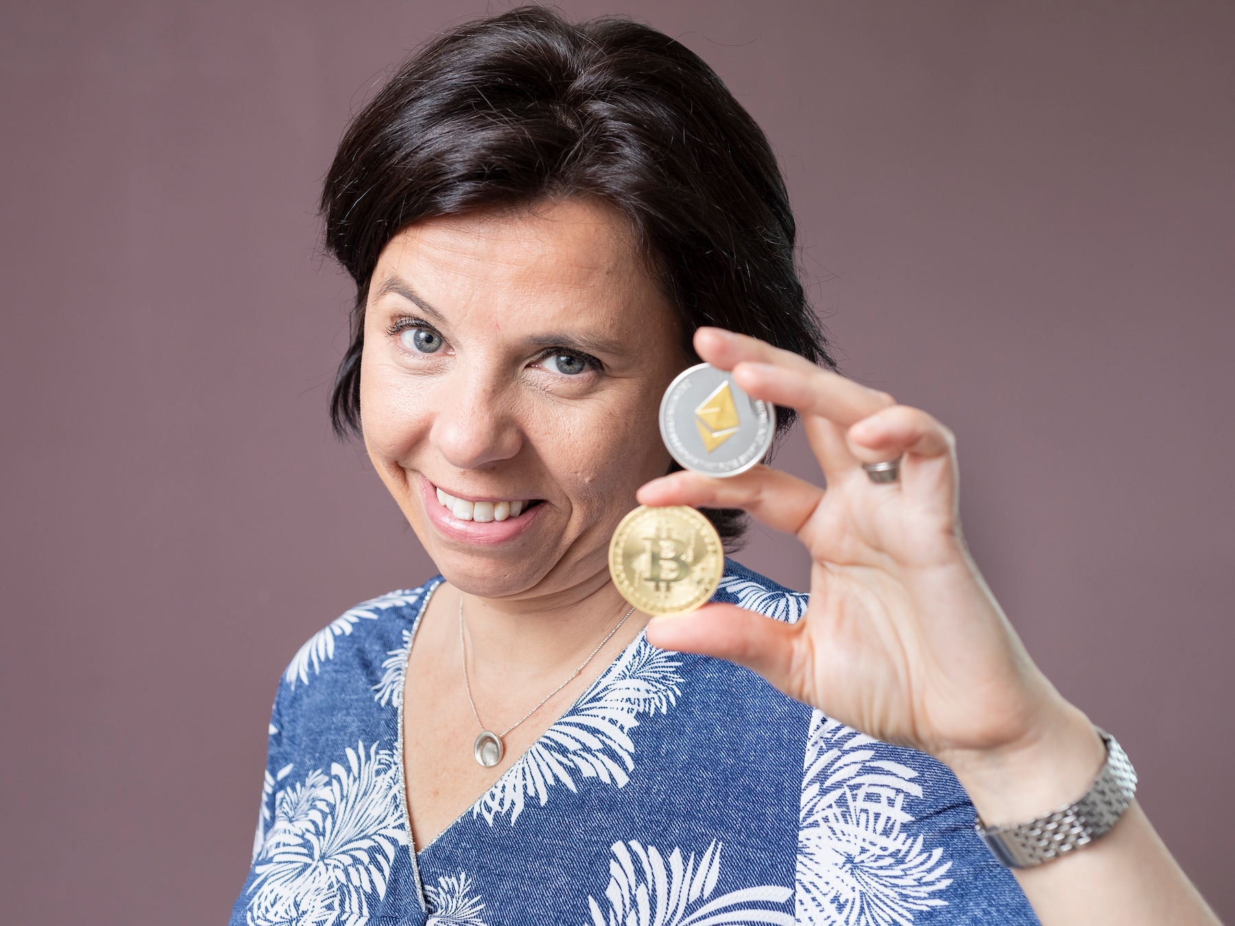 Het leven van een Vlaamse bitcoinmiljonair: Afrikaanse vrouwen, snelle  wagens en misnoegd over politie-inval | Mijn Geld | HLN.be