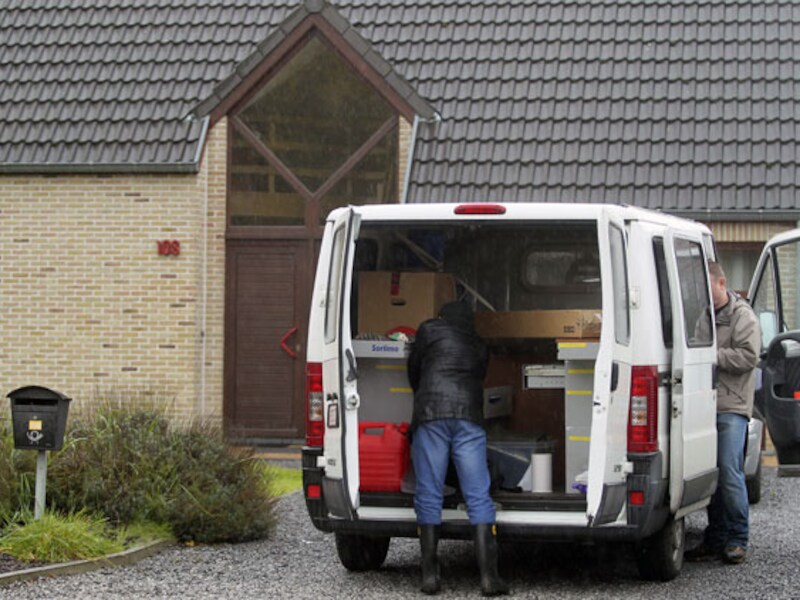 Het parket ging op zoek naar het wapen in de woning waar het drama plaats had.