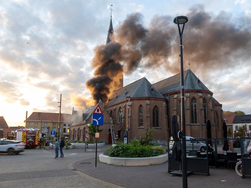De brand aan de kerk van Meulebeke zorgde meteen voor een grote rookpluim