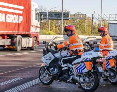 Motard uit Gent verliest rijbewijs nadat hij met 204 km/u op E40 vlamt: “Als uw voorligger remt, ondervindt u als eerste de gevolgen”