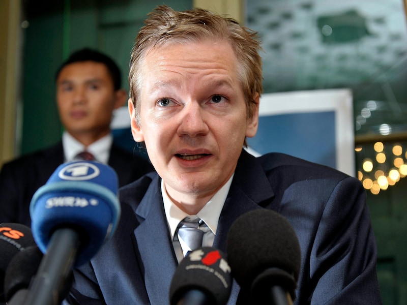 Julian Assange houdt zich na doodsbedreigingen schuil in Engeland.