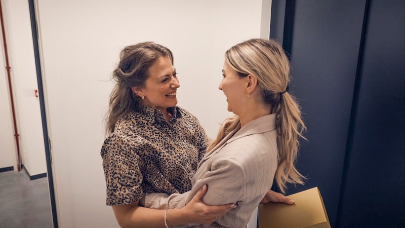 Frances Lefebure bezoekt Maïté wanneer Ian op buitenlandse missie met het leger vertrekt.