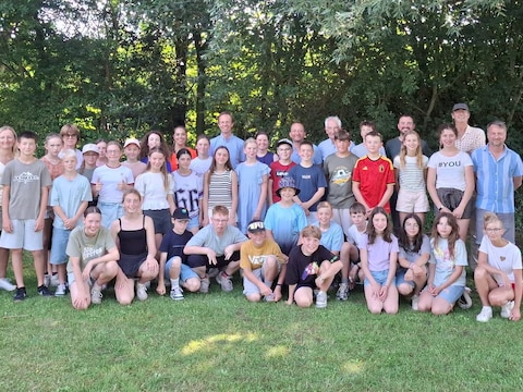De kinderen van het zesde leerjaar van de scholen in Leisele, Alveringem en Stavele werden op het gemeentehuis uitgezwaaid.