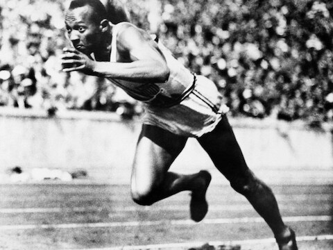Jesse Owens tijdens zijn gloriemoment op de OS in Berlijn 1936.