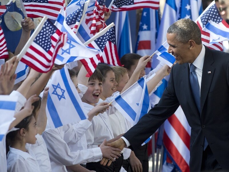 De Amerikaanse president Barack Obama gisteren bij aankomst in Tel Aviv.