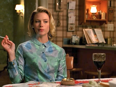 De kettingrokende Betty Draper uit de serie Mad Men die wel van een glaasje houdt.