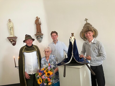 Ivonne De Borger krijgt bloemen voor haar decennialange inzet voor kapel 't Hammeke