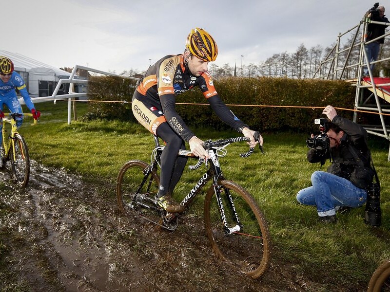 Rob Peeters klieft door een modderstrook.