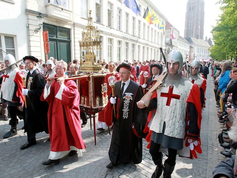 Het relikwie van het Heilig Bloed wordt tijdens de Bloedprocessie door de straten gedragen. Brugges Schoonste Dag lokt elk jaar op Hemelvaart tienduizenden kijklustigen.