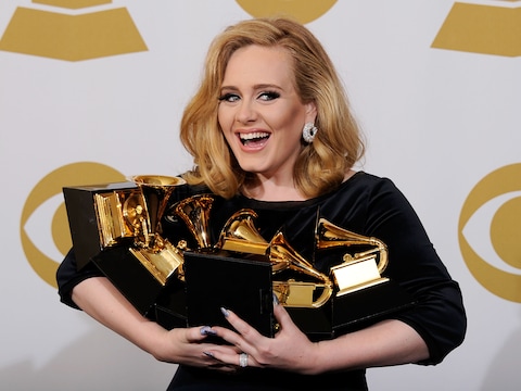 De echte Adele met haar 'Grammy'-Awards.