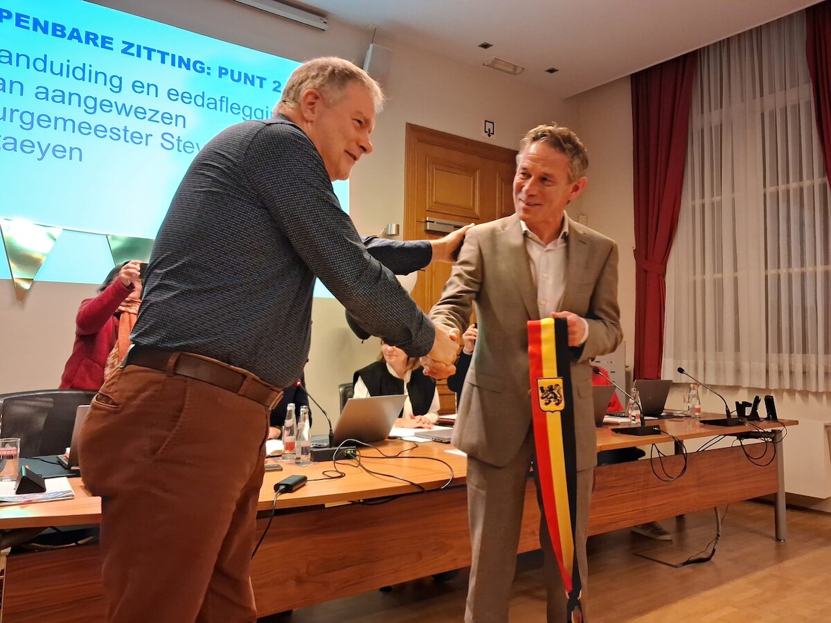 de-zandhovense-burgemeesterssjerp-is-nu-officieel-van-steven-van