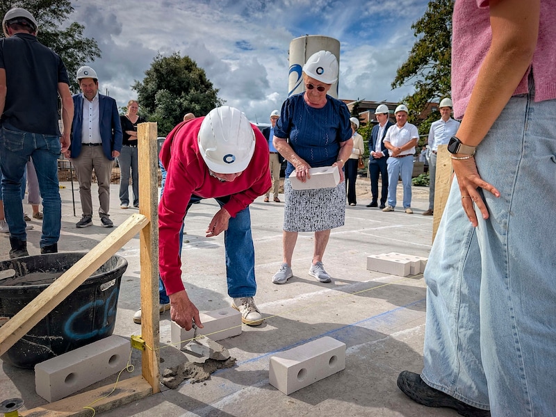 Bewoners leggen eerste stenen van nieuw woonzorgcentrum Rustenhove: 16 extra woongelegenheden op komst