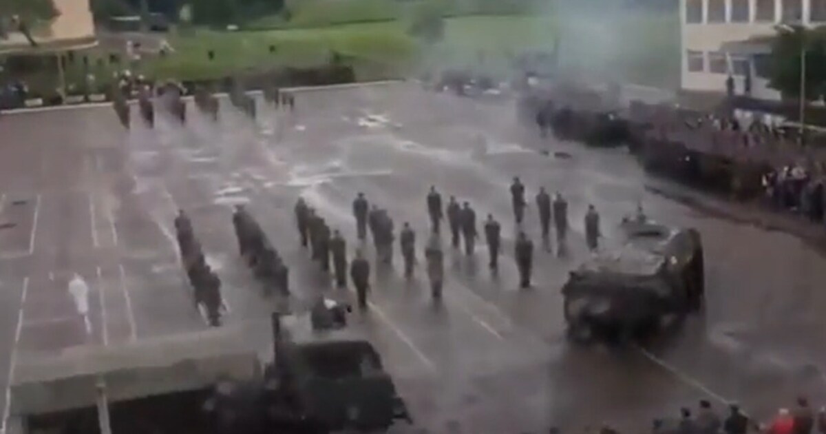Tank rijdt over soldaat op militair defilé | Bizar | HLN.be
