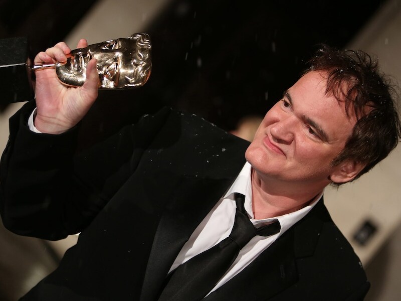 Quentin Tarantino met zijn BAFTA Award voor 'Beste scenario', die hij gisteren kreeg voor 'Django Unchained'.