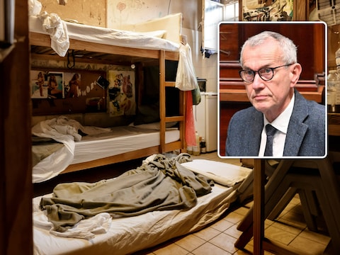 In deze cel moeten vijf mensen slapen. De overbevolking in de gevangenissen wordt mede veroorzaakt door de vele geïnterneerden. Voor hen wil minister Vandenbroucke (inzet) extra plaatsen creëren. 