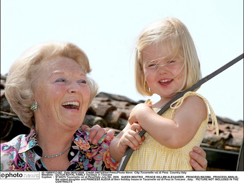 Beatrix met Amalia in 2006.