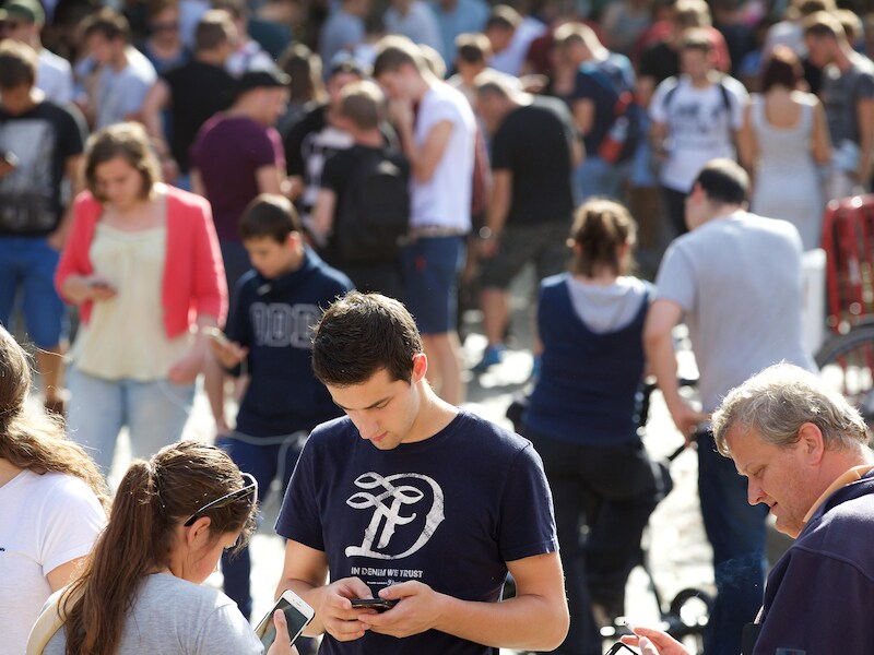 Pokémon Go-gekte in het Antwerpse havendorp Lillo.