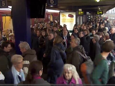 De wilde staking van 10 januari leidde tot lange vertragingen en overvolle perrons in Antwerpen-Berchem.