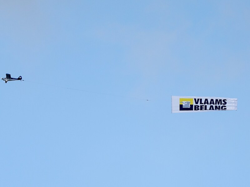 Vlaams Belang groet Pukkelpop vanuit vliegtuigje, de respons is niet van harte