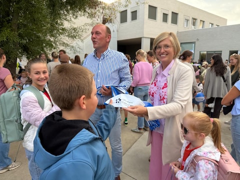 Burgemeester Romina Vanhooren en schepen Randy Van Oyen deelden strandballen uit in VBS De Tandem in Roksem. 