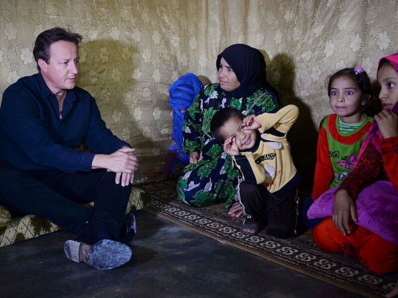 Premier Cameron onmoet vluchtelingen in een kamp in Libanon.