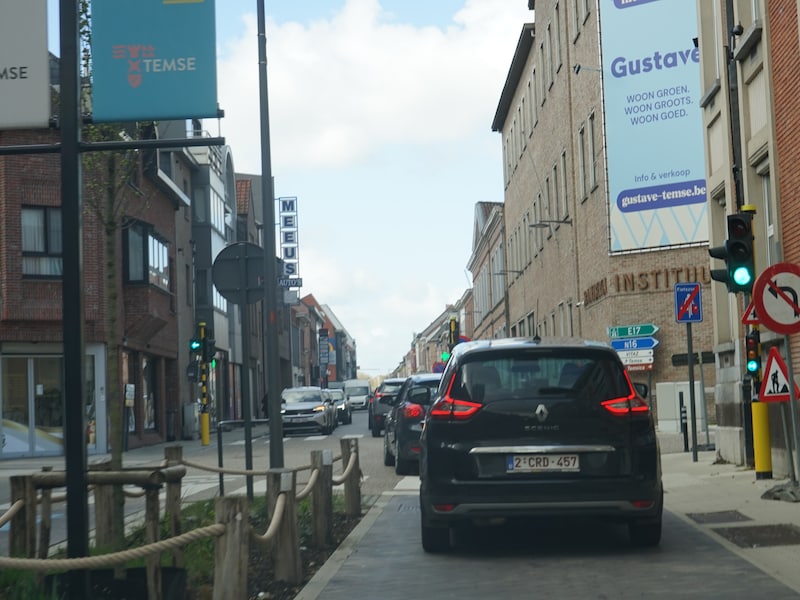“Kouterstraat wordt stilaan een peukenstraat”: lange wachtrijen voor verkeerslichten zorgen voor extra zwerfvuil 