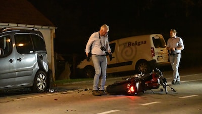 Achtervolging eindigt met dodelijke klap: motorrijder verongelukt na botsing tegen auto in Westouter