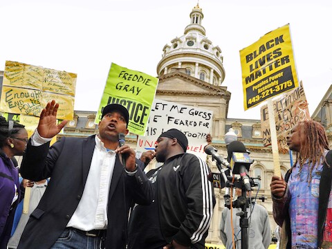 Een demonstratie tegen politiegeweld voor het gemeentehuis van Baltimore