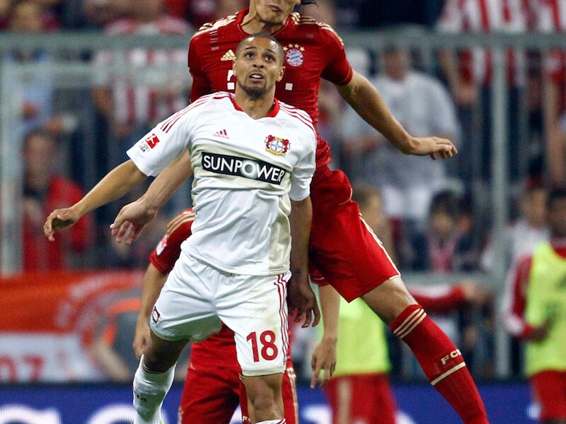 Van Buyten in duel met Sam.