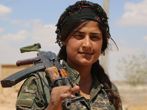 Strijdster van de YPG, de gewapende tak van de Syrisch-Koerdische PYD.