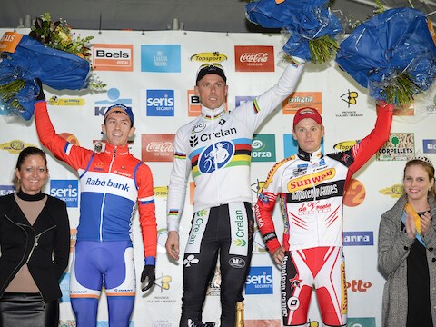 Sven Nys op het podium geflankeerd door Van der Haar en Pauwels.