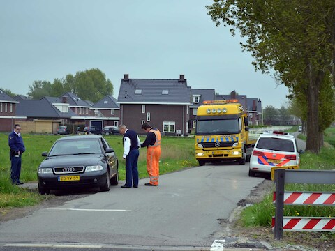 De politie doorzoekt auto van de 48-jarige Frank R.