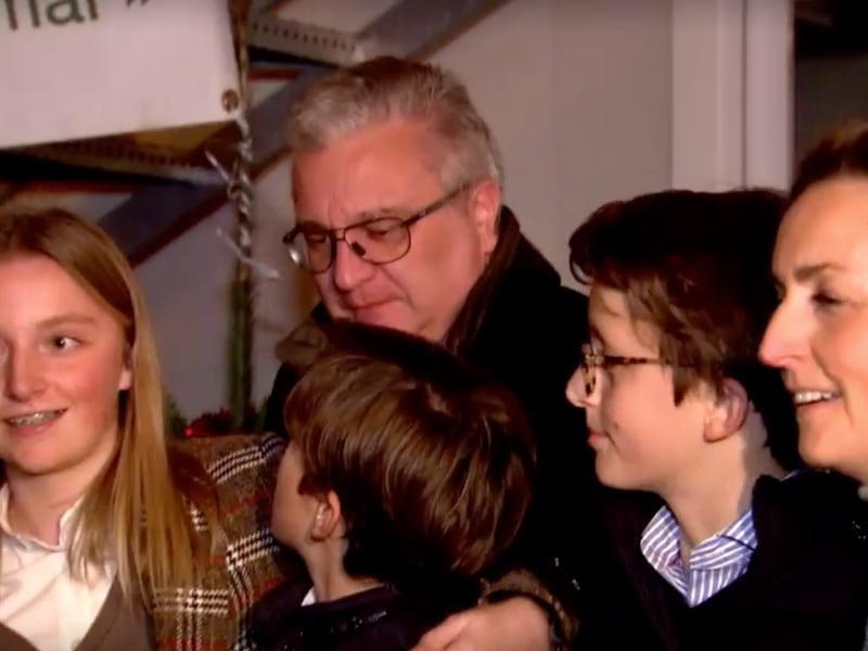 Prins Laurent bezoekt winteropvang voor daklozen: “Ik ben gelukkig als de anderen gelukkig zijn”