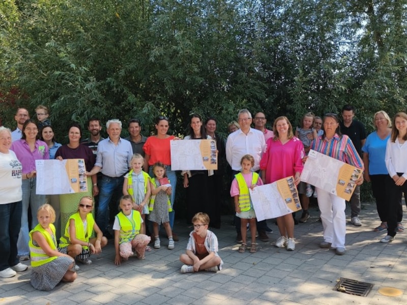 Kinderen overhandigen acht nieuwe schoolbereikbaarheidskaarten aan stadsbestuur