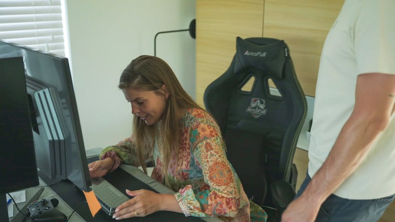 Ellen heeft haar bedenkingen bij de gamestoel in de woonkamer.