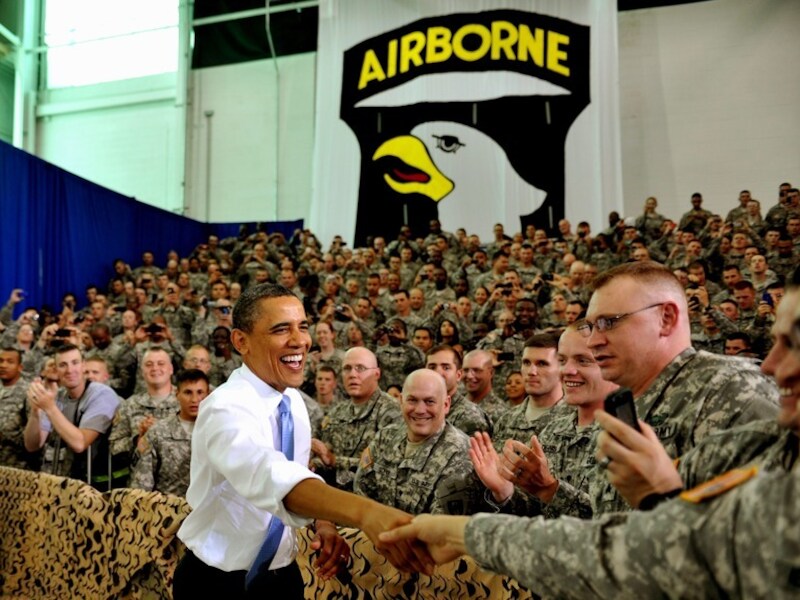 Obama bezocht Fort Campbell in Kentucky, de thuisbasis van de 101ste Airborne Divisie. De ontmoeting met de Navy Seals had buiten het zicht van de televisiecamera's plaats.