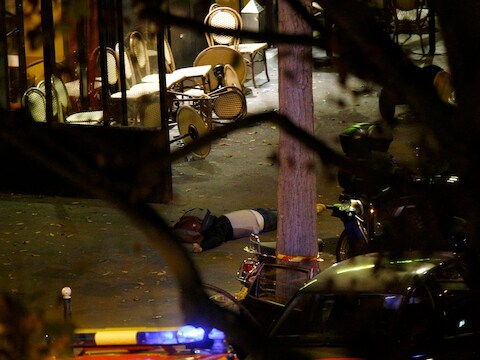 Eén van de dodelijke slachtoffers aan de ingang van concertzaal Bataclan.