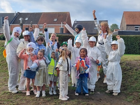 Astronauten aan de nieuwe groene speelheuvels van De Regenboog.