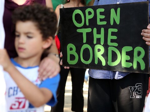 Mensen in Gaza protesteren tegen het sluiten van de grenzen met Egypte.
