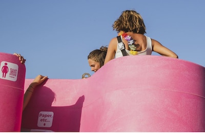 Voor het eerst gratis vrouwenurinoirs op groots event in Nederland: deze ‘roze wokkels’ trekken de aandacht